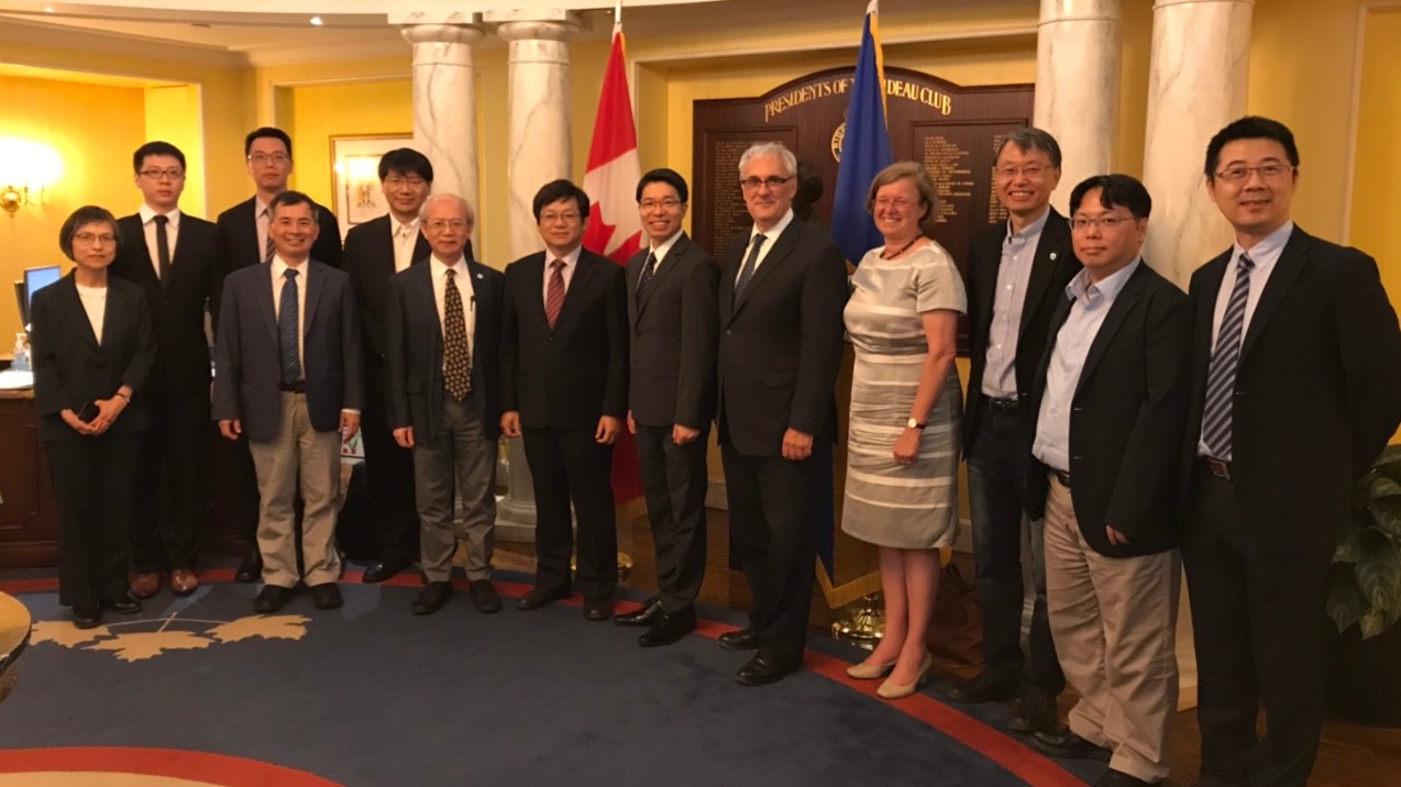 國研院參訪團與NRC、渥大教授及加拿大臺灣科技協會創辦人合影