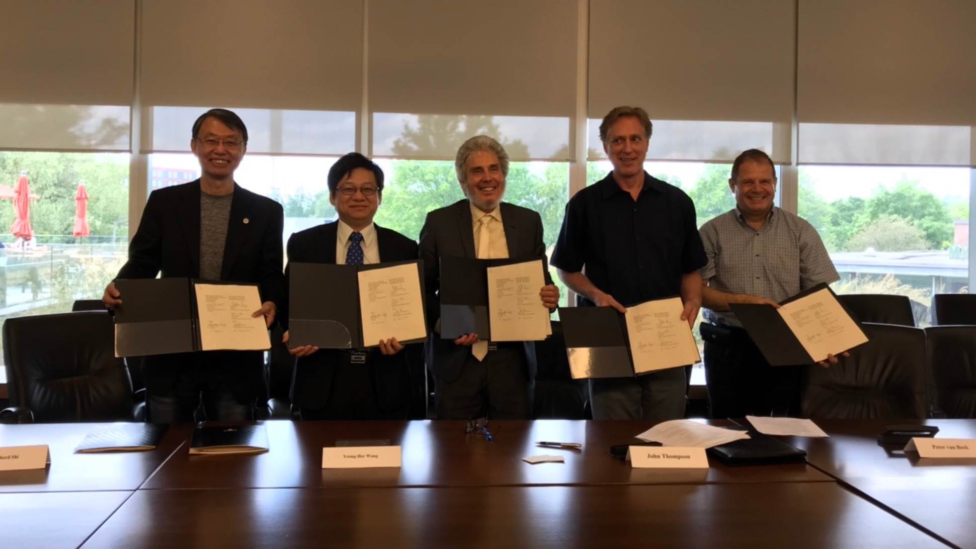簽約雙方共同展示長期合作之MOU