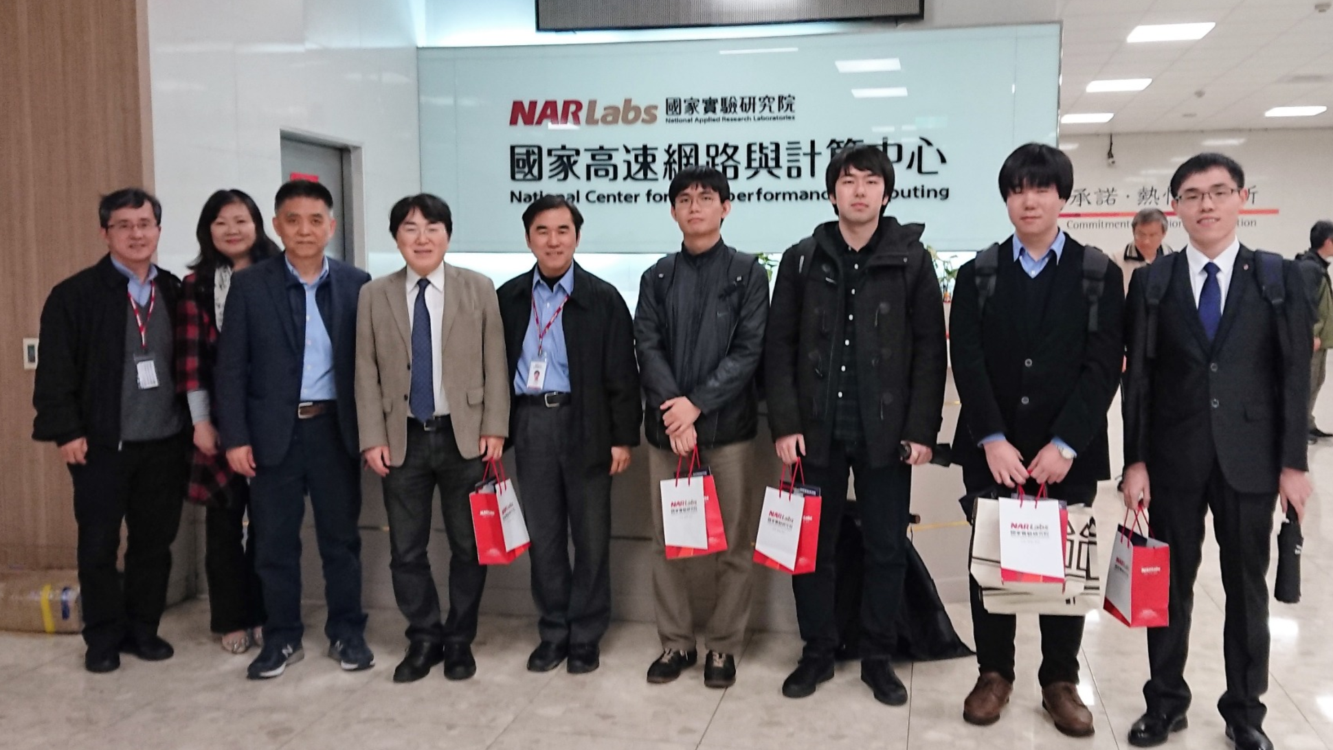 Professor Takayuki Aoki (4th from left) and students at his lab pose with NCHC managers Professor Takayuki Aoki (4th from left) and students at his lab pose with NCHC managers