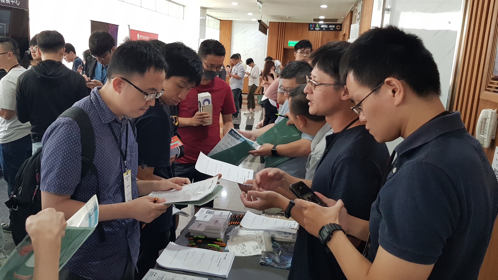 Many people came to the booth to inquire about data mart. Many people came to the booth to inquire about data mart.