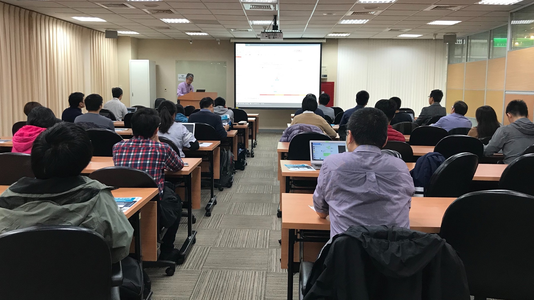 陳宇閔工程師正進行TWCC 平台環境使用解說 陳宇閔工程師正進行TWCC 平台環境使用解說