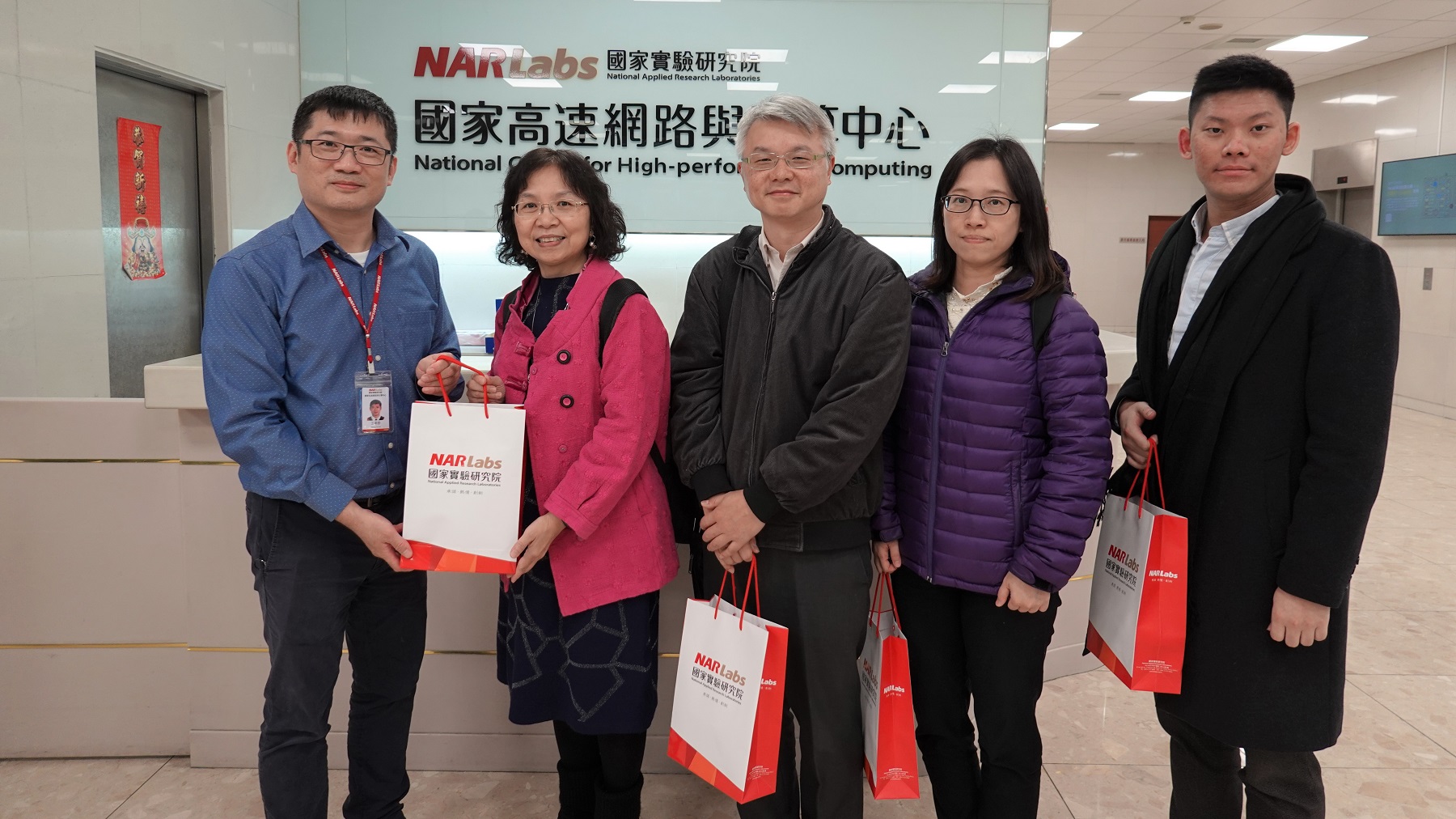 On behalf of the NCHC, Dr. Wang Yu-tai (first on the left) receives the biomedical team from the Ministry of Economic Affairs.