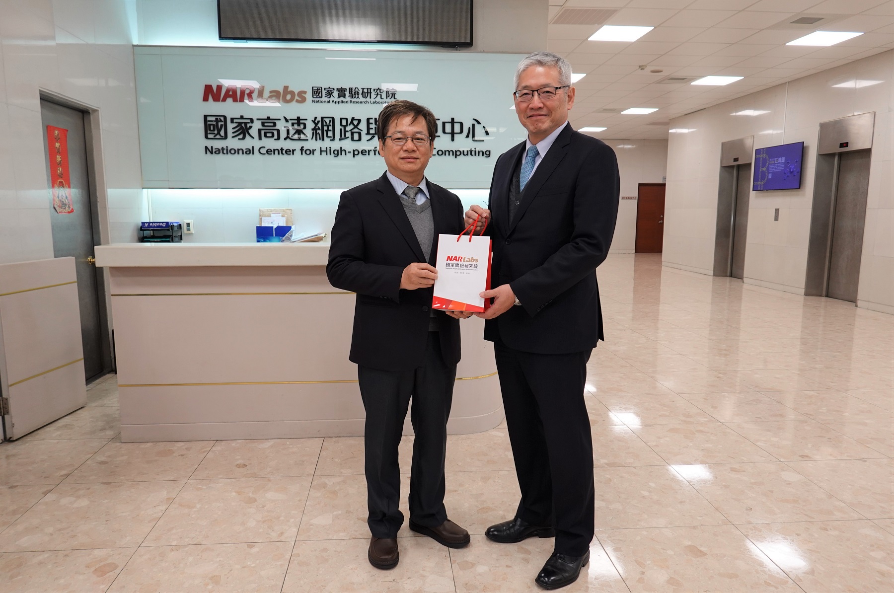 NARLabs President Yeong-Her Wang presents a gift to TaiwanICDF Secretary General Timothy T. Y. Hsiang.