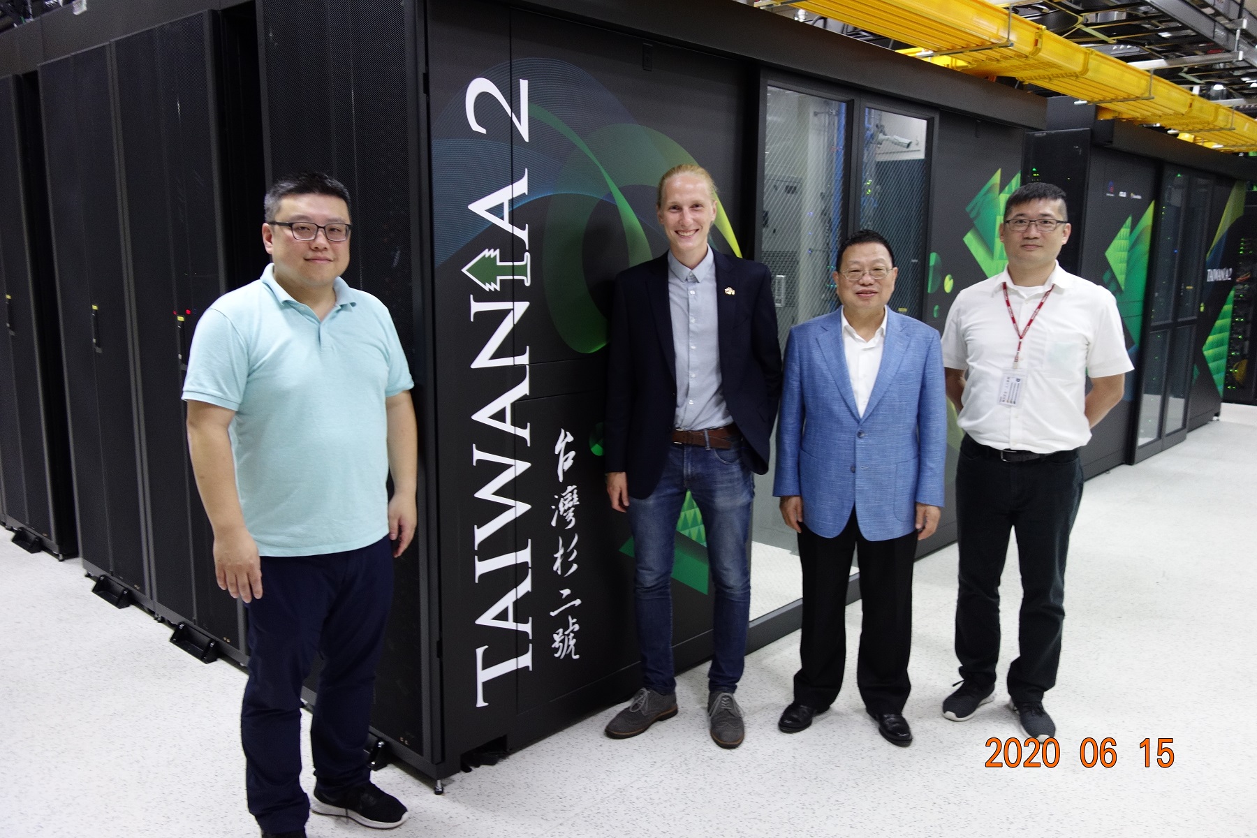 盧鴻復副組長(左一)為來賓介紹台灣杉二號機房