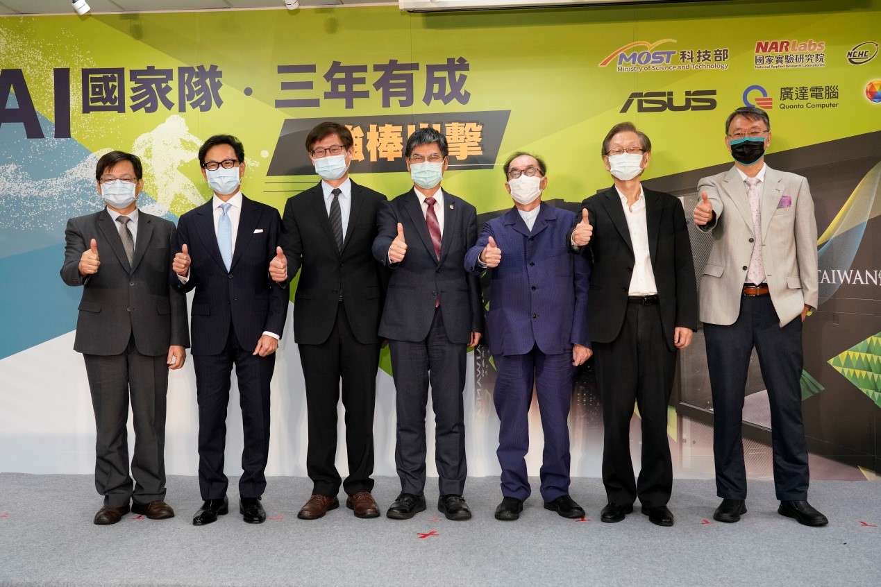 AI國家隊強棒再出擊,左起國研院王永和院長、台灣大哥大蔡明忠董事長、科技部許有進次長、陳良基部長、廣達林百里董事長、華碩施崇棠董事長、國研院國網中心史曉斌主任 AI國家隊強棒再出擊,左起國研院王永和院長、台灣大哥大蔡明忠董事長、科技部許有進次長、陳良基部長、廣達林百里董事長、華碩施崇棠董事長、國研院國網中心史曉斌主任