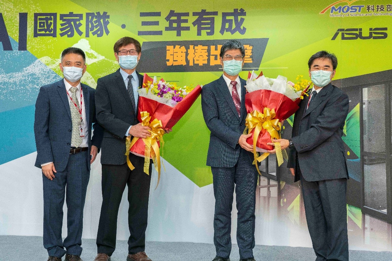 國研院國網中心致感謝獻花給科技部陳部長和許次長,左起國研院國網中心朱賢良副主任、科技部許有進次長、陳良基部長、國研院國網中心林錫慶副主任 國研院國網中心致感謝獻花給科技部陳部長和許次長,左起國研院國網中心朱賢良副主任、科技部許有進次長、陳良基部長、國研院國網中心林錫慶副主任