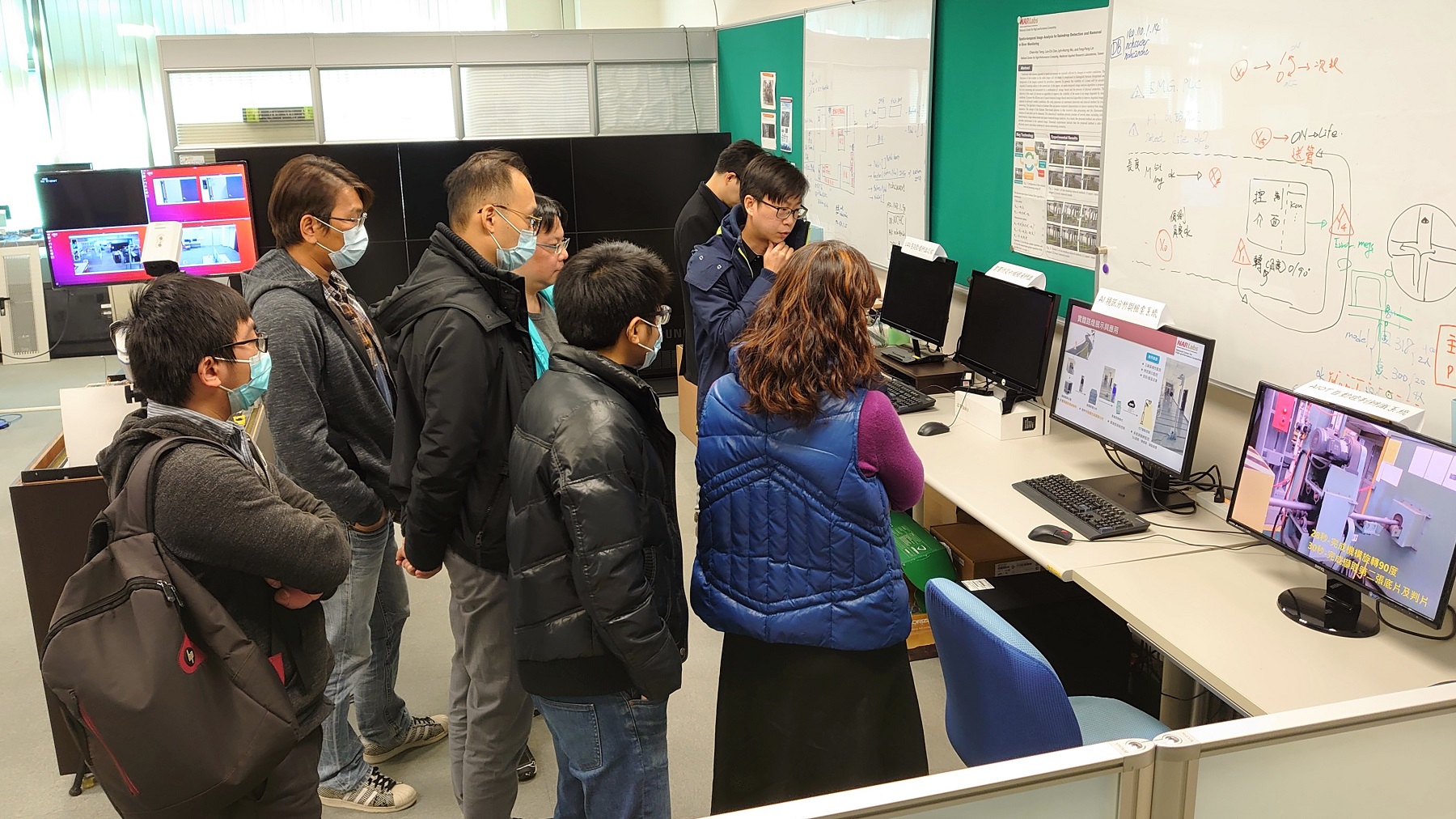 A visit to Smart City and IoT Lab, Intelligent Application Division. Both parties share thoughts on the showcase technologies.