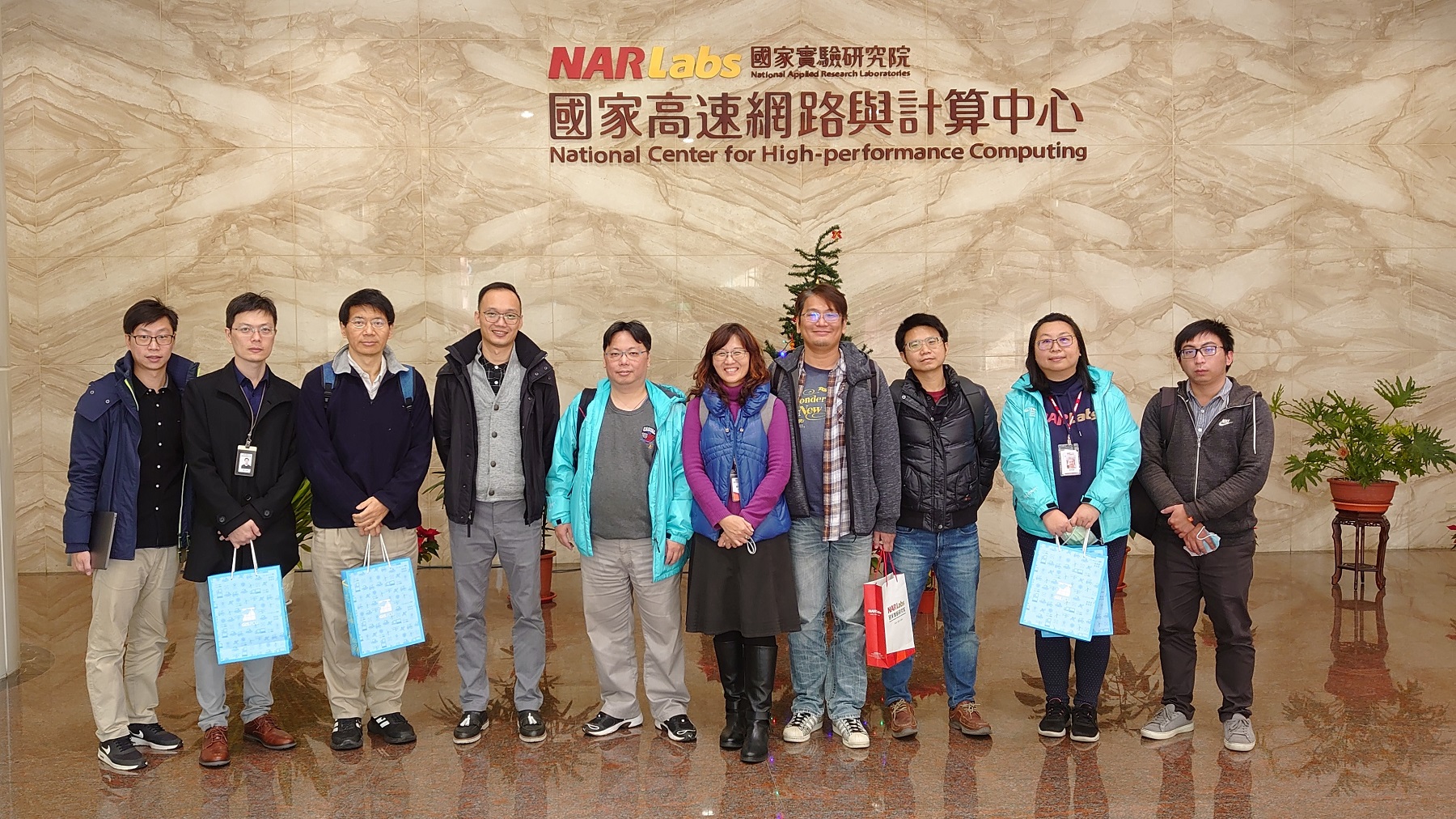 Pi-Hui Huang (center), Senior Vice Director of Department of Integration and Decision-Making, GIS Research Center, Feng Chia University and her team visit the NCHC.