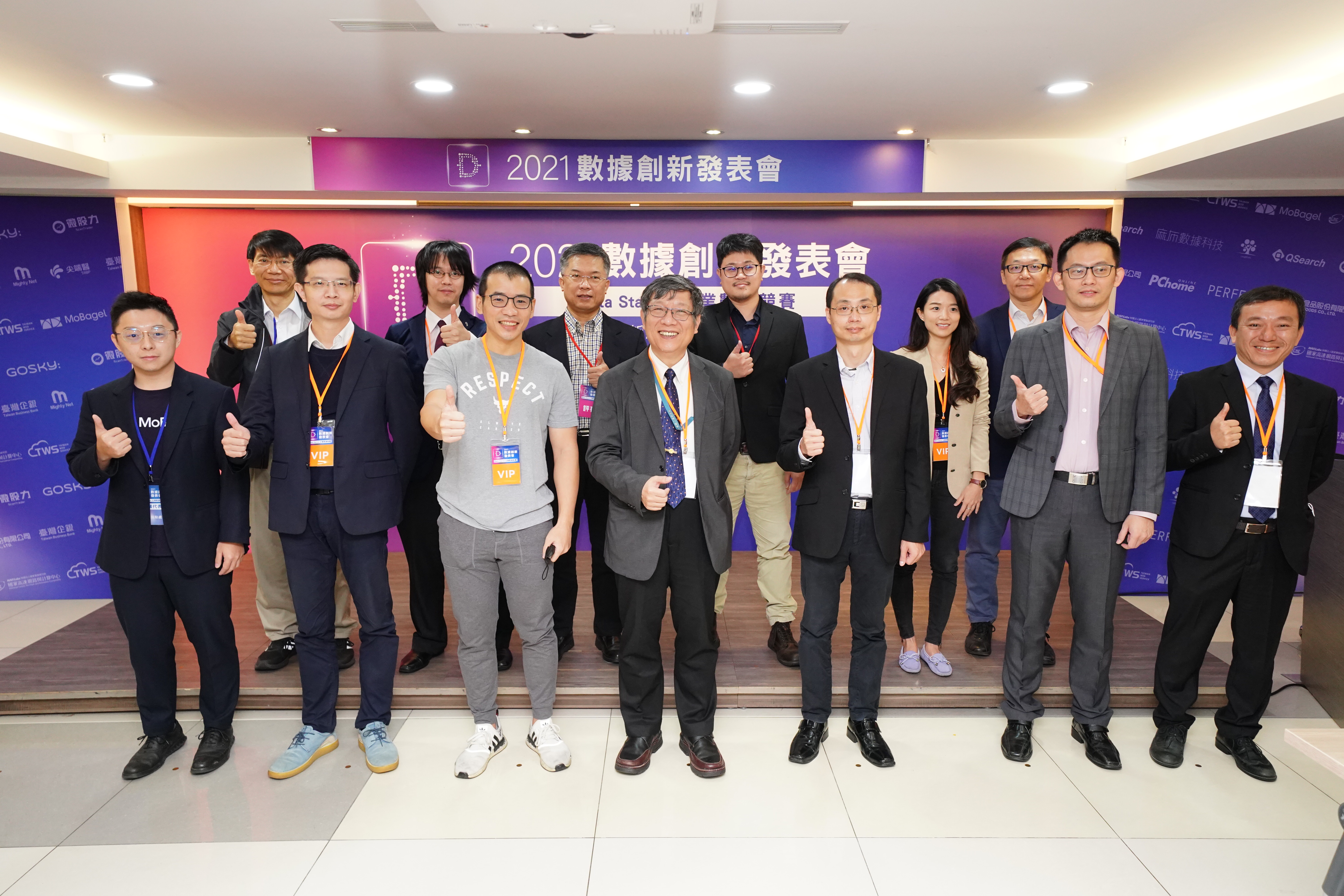 Project Investigator Fang-Pang Lin (first from the left in the back row) of National Center for High-performance Computing participated in the opening ceremony of the 2021 Data Station