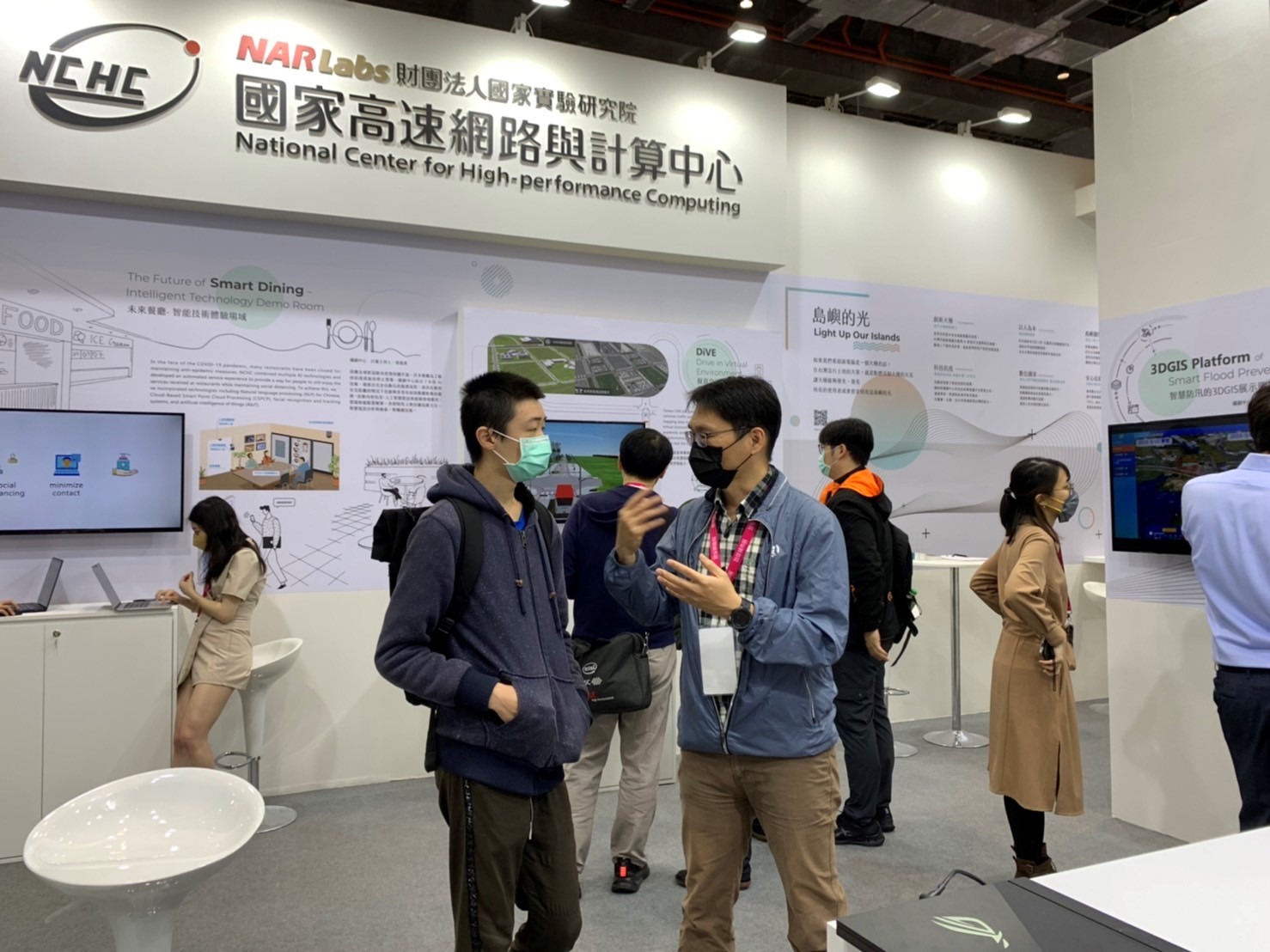 Researcher Dr. Hu Jen-Wei introduced the NCHC blockchain platform and its application to a visiting student Researcher Dr. Hu Jen-Wei introduced the NCHC blockchain platform and its application to a visiting student