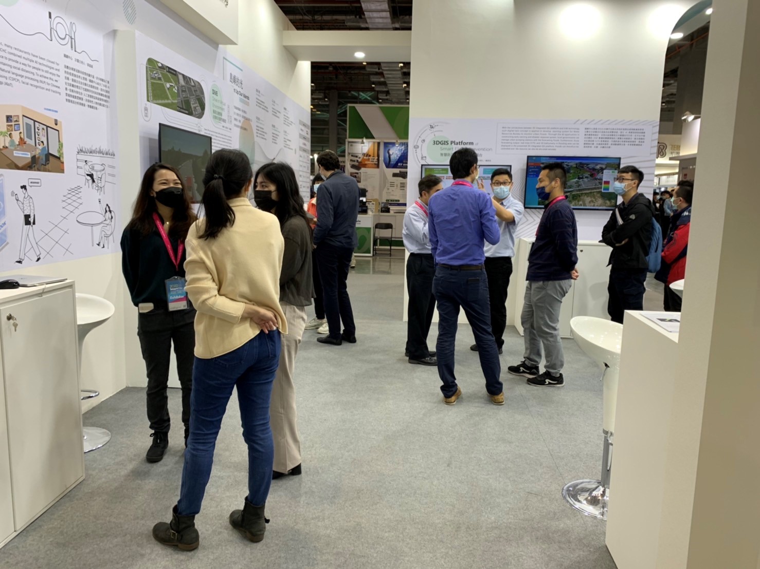 The NCHC booth in the venue attracted a crowd of people interested in NCHC technology