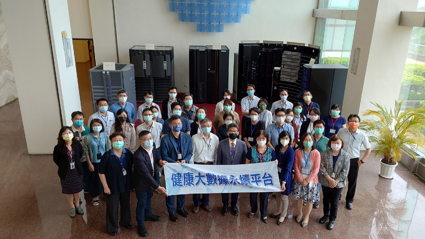 參訪成員於歷代超級電腦及儲存主機展示廳前留影 參訪成員於歷代超級電腦及儲存主機展示廳前留影