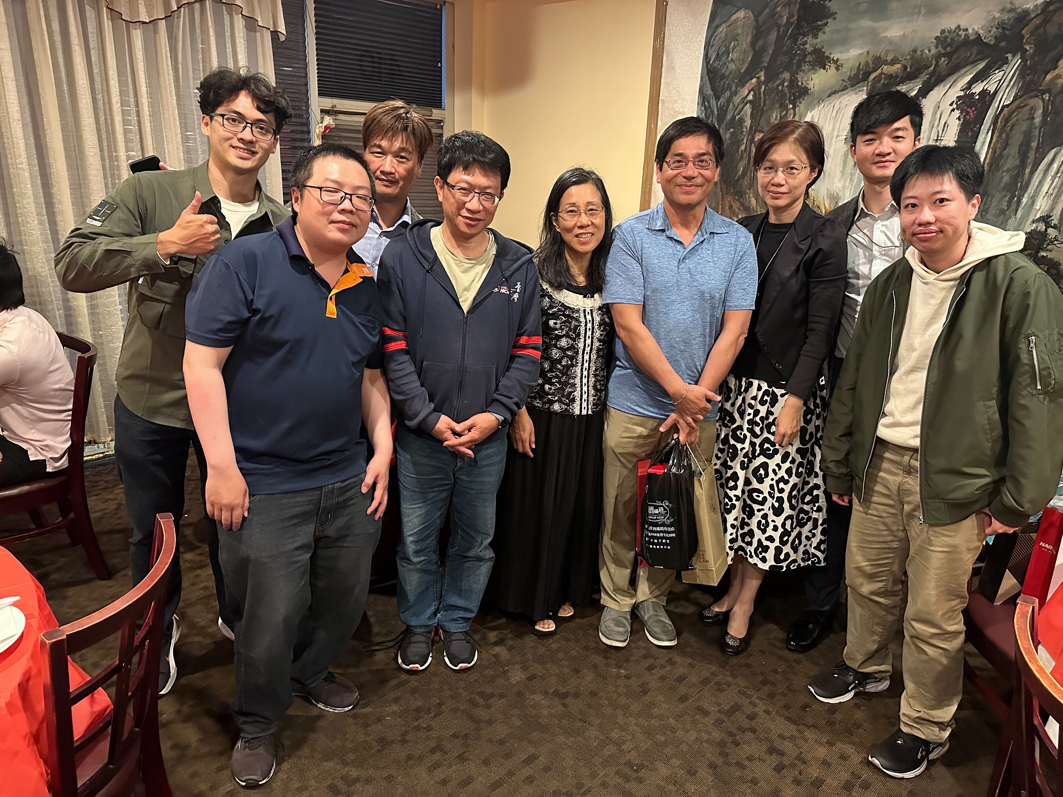 駐美科技組楊琇雅組長(右3)、范揚政主任(右4)、詹寶珠教授(右5)與團員全體合影