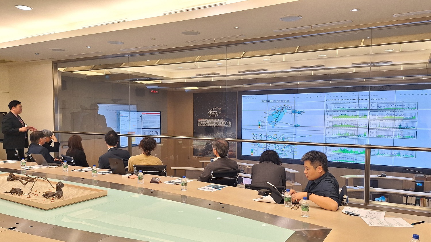 周大源博士介紹本中心維運學術網路之任務