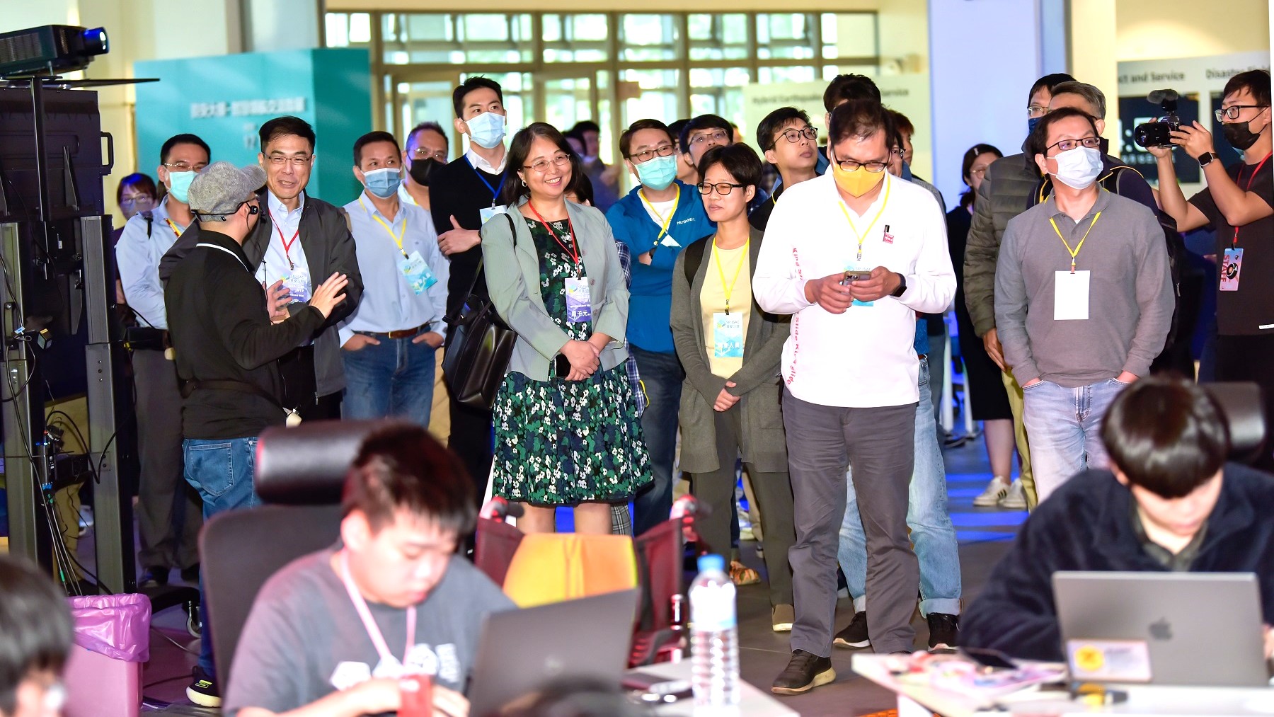 Zhou Ziyuan, a director at the National Science and Technology Council and guests at the information security salon visit the site of the CGGC competition.