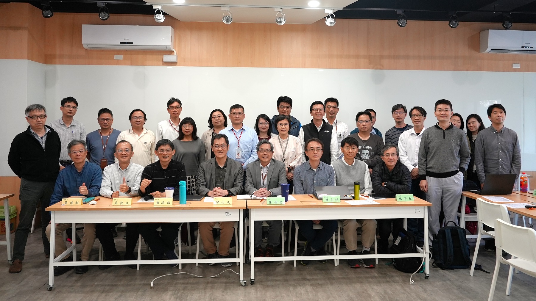 陽交大資訊學院與會教授與國研院國網中心主管群共同合影