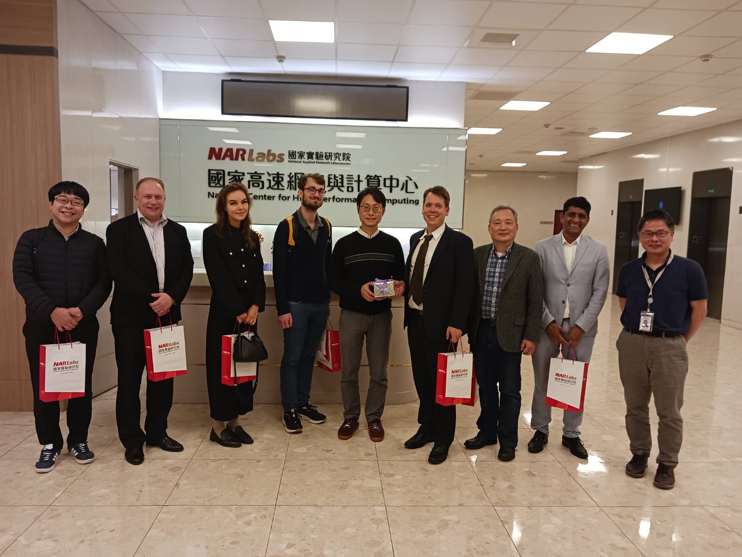 Gwo, Shan-Gjr (3rd from right), convener of the Quantum System Promotion Group, led the National Science and Technology Council-invited scientists and professors from IQM of Finland, RIKEN of Japan, and TU Delft of the Netherlands to visit NCHC.