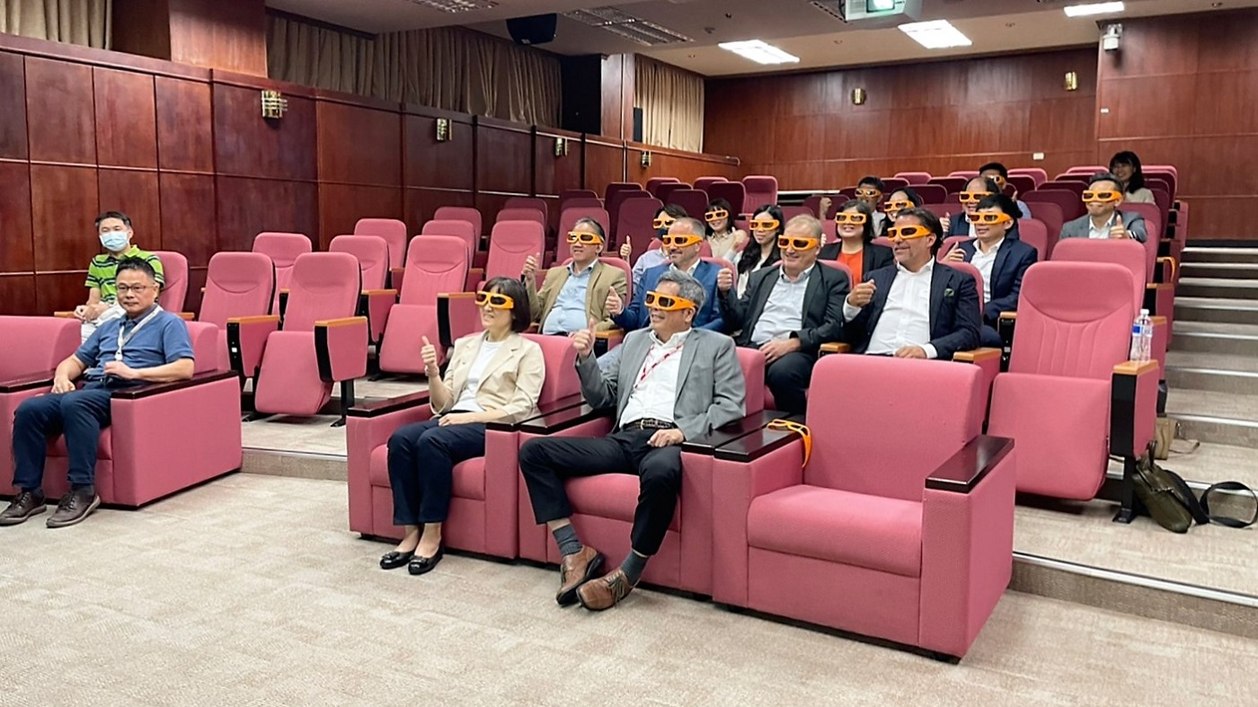 NCHC demonstrates bio-data virtual reality technology.