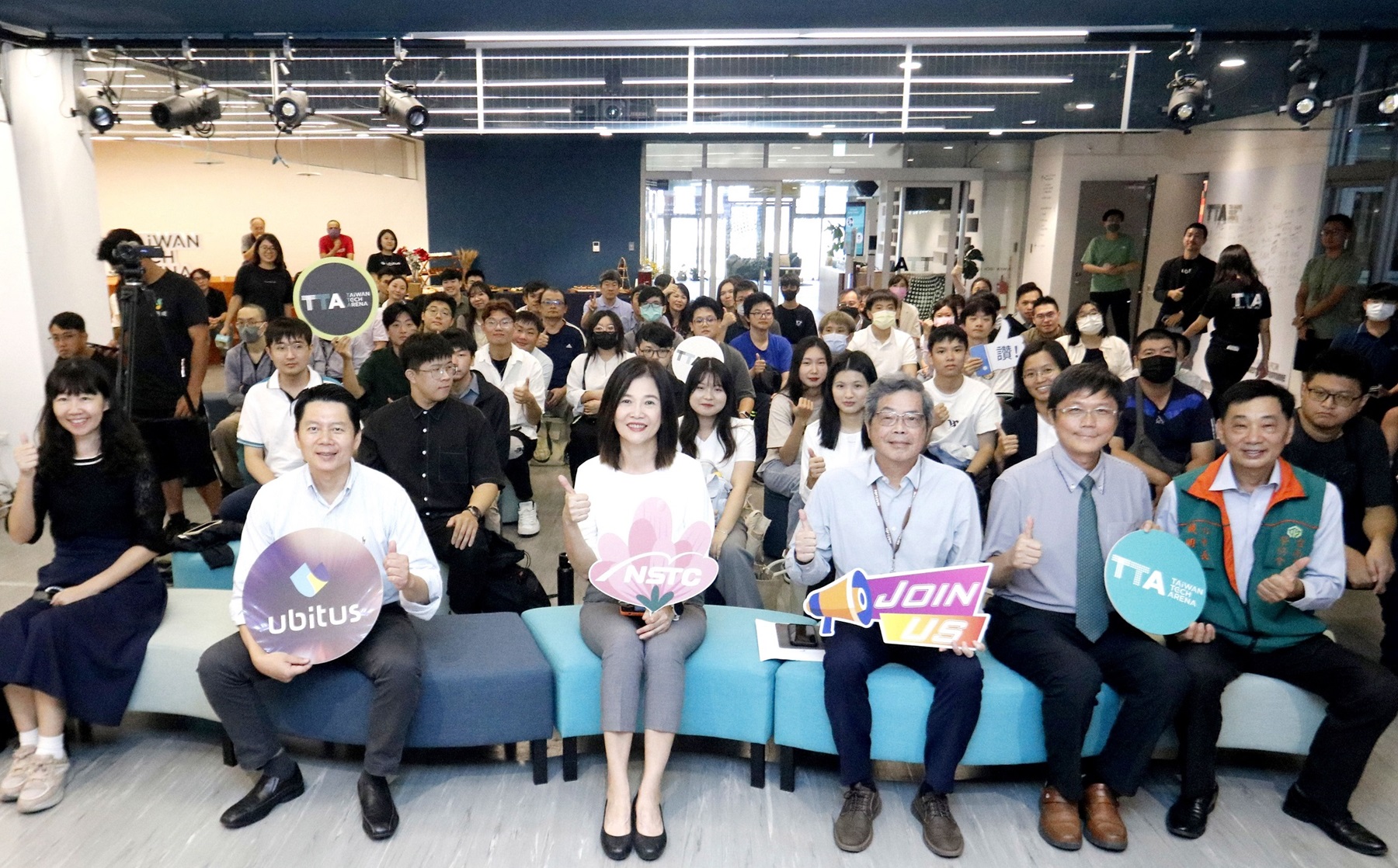 TTA南部據點現場匯聚新創團隊,與論壇出席產學研界講者進行深度的技術與資源媒合交流,探討主權AI的實踐與挑戰、算力發展現況與未來,以及各界可提供的AI資源分享 TTA南部據點現場匯聚新創團隊,與論壇出席產學研界講者進行深度的技術與資源媒合交流,探討主權AI的實踐與挑戰、算力發展現況與未來,以及各界可提供的AI資源分享