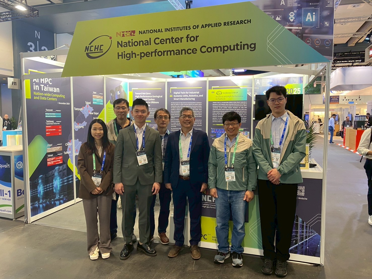 國網中心張朝亮主任攜參展團隊合影