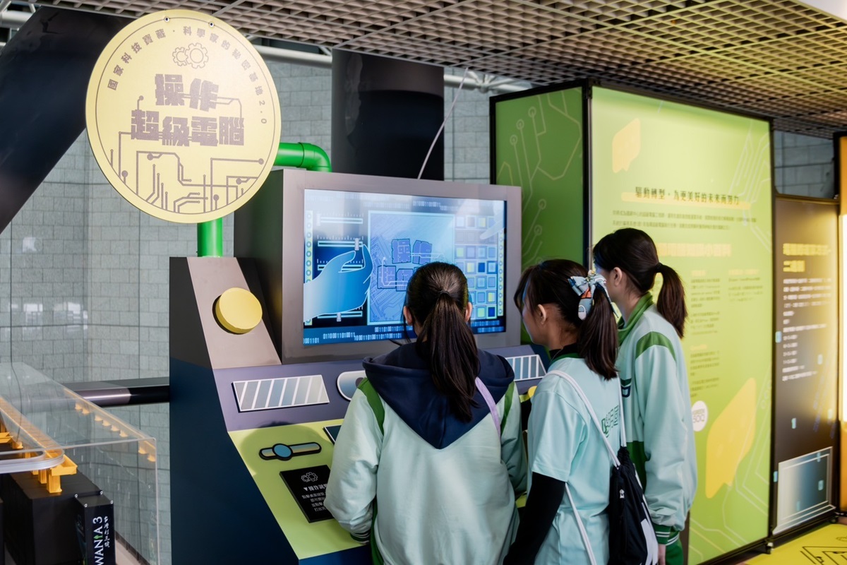 學生參觀國網中心展區 學生參觀國網中心展區