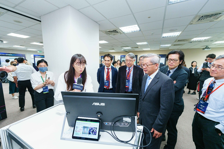 洪郁婷組長於TAIWAN AI RAP成果發表會向國科會吳誠文主委展示及解說。