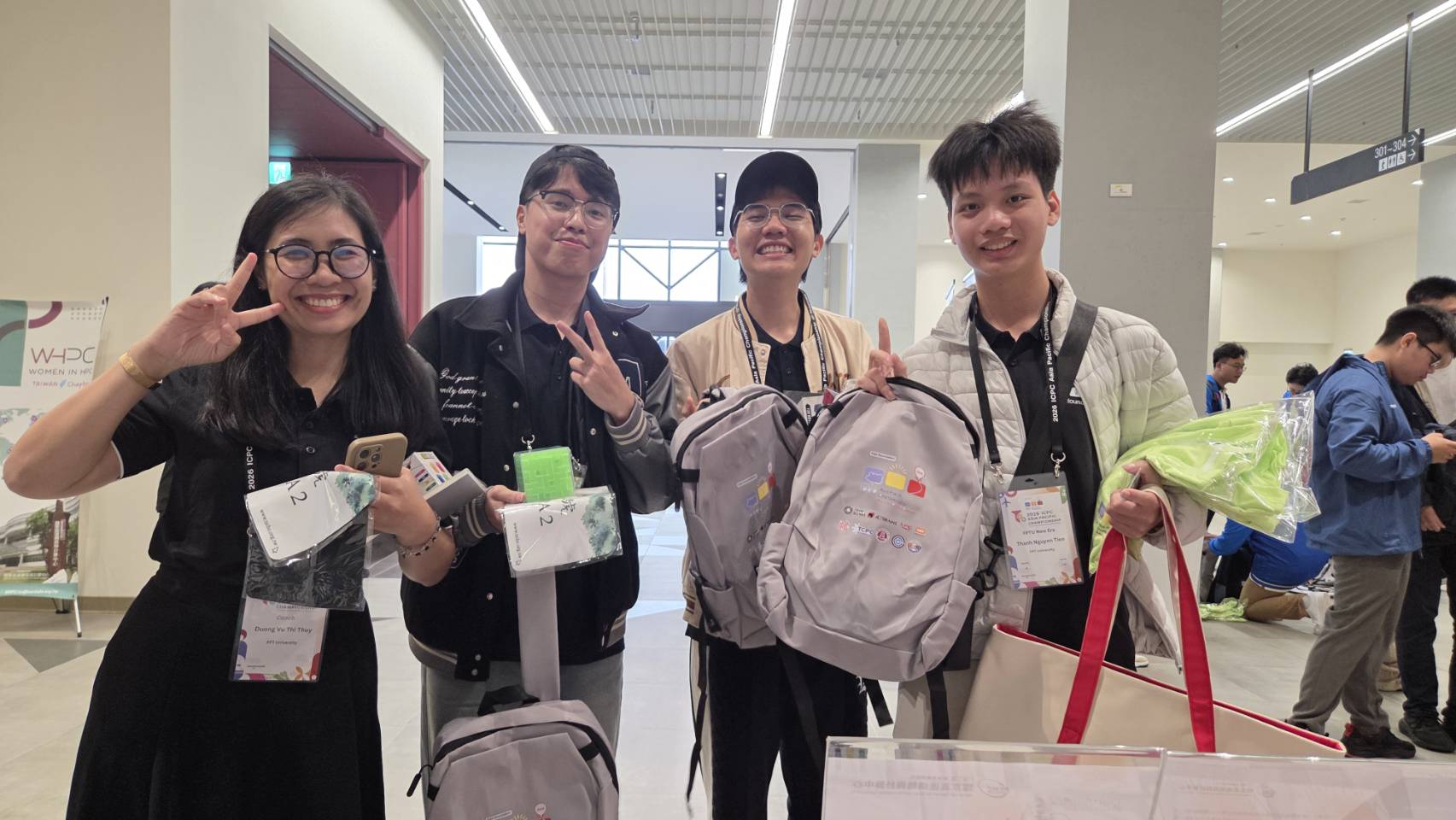 國際參賽學生至國網中心攤位合影