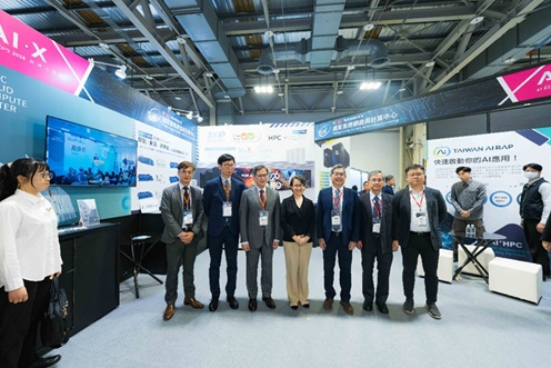 蕭美琴副總統於 AI EXPO 2026開幕首日蒞臨國網中心展位，現場聽取導覽並深入了解中心在 AI 算力基礎設施與產業應用上的發展現況。