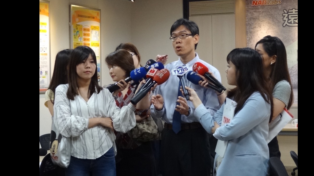 張文鎰博士接受媒體採訪介紹「遠距離裂縫量測系統」的即時性與安全性。