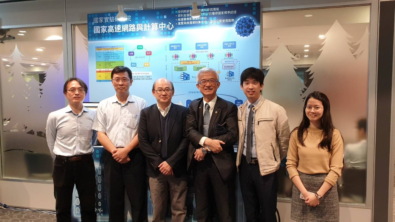 NCHC Deputy Director General Cai Jun-hui and his data team pose with Taipei Medical University President Xie Bang-chang and his team