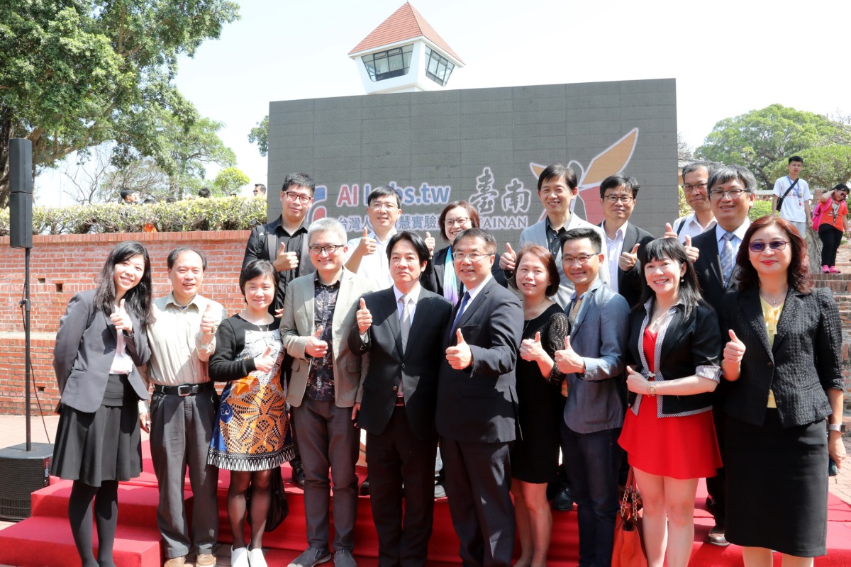Dr. Heng-Chuan KAN (second left front )from NCHC was invited