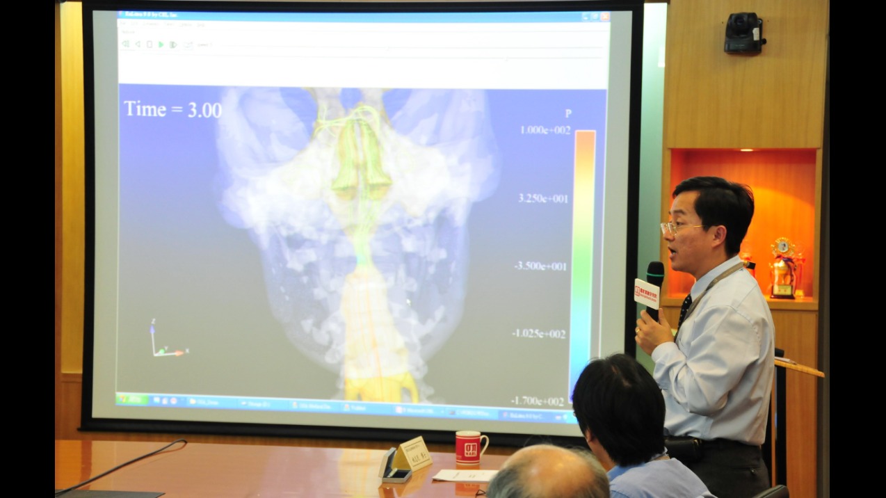 國網中心姚志民博士展示睡眠呼吸中止模擬示意