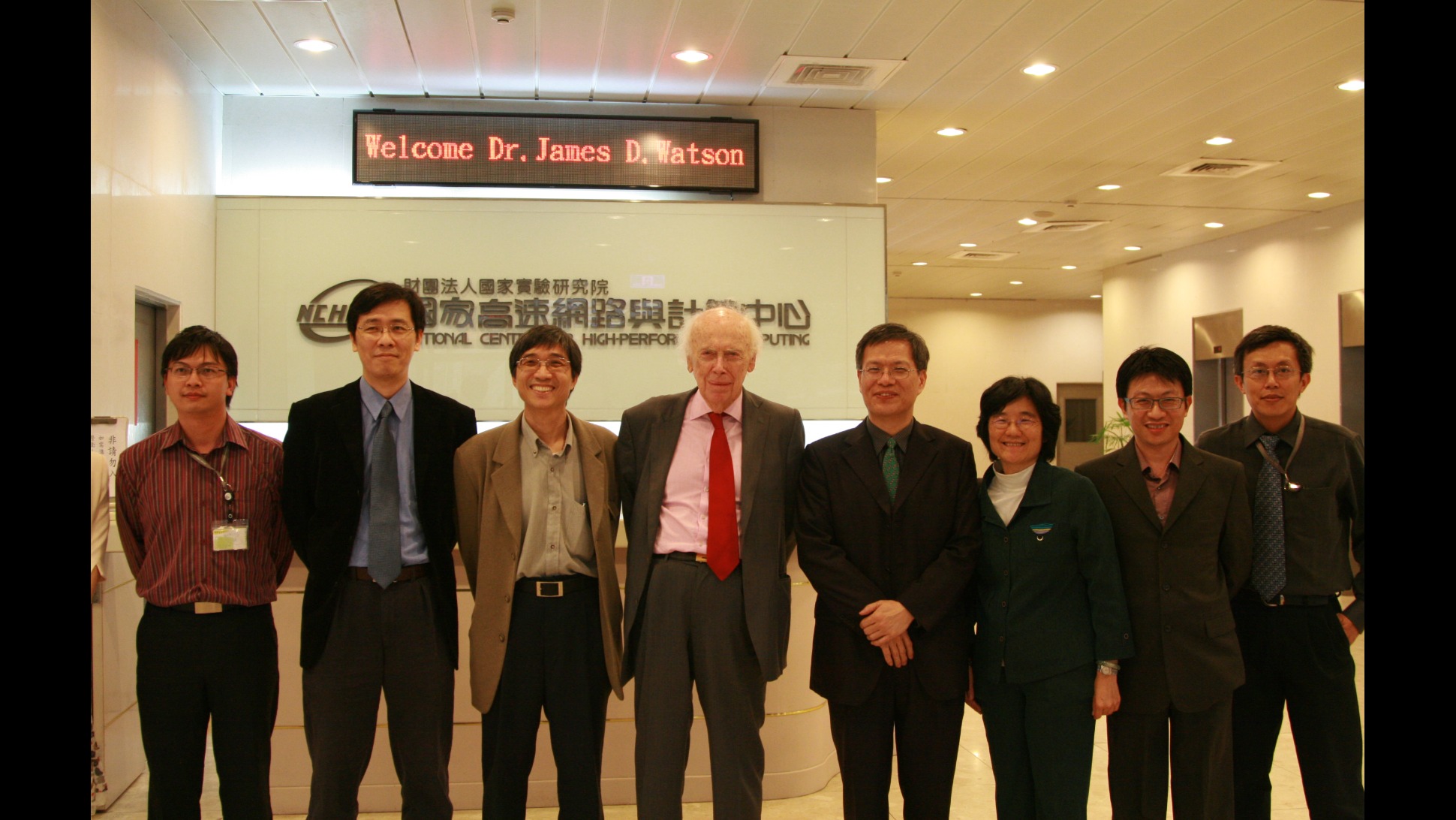 華生博士（中）與黃維誠副主任（左二）、謝昌煥博士（左三）、江安世教授（左五）及國網中心團隊合影