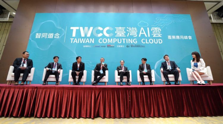 臺灣AI雲座談會貴賓(由左至右)：中光電智能機器人忻維忠總經理、台灣IBM公司徐文暉技術長暨業務副總、華碩雲端吳漢章總經理、國研院國網中心史曉斌主任、台灣大哥大劉建倫副總經理、SAS台灣業務支援處陳新銓副總、資策會卓政宏執行長、主持人蕭彤雯主播。