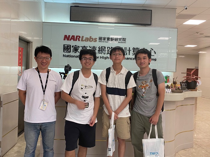 麗山高中團隊成員參訪國網中心，左為國網中心莊朝鈞副研究員