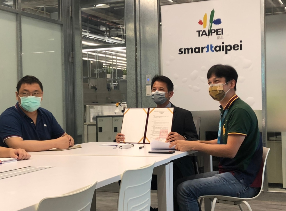 (圖二) 視訊簽署2nd Taipei合作備忘錄(臺北市政府資訊局現場)