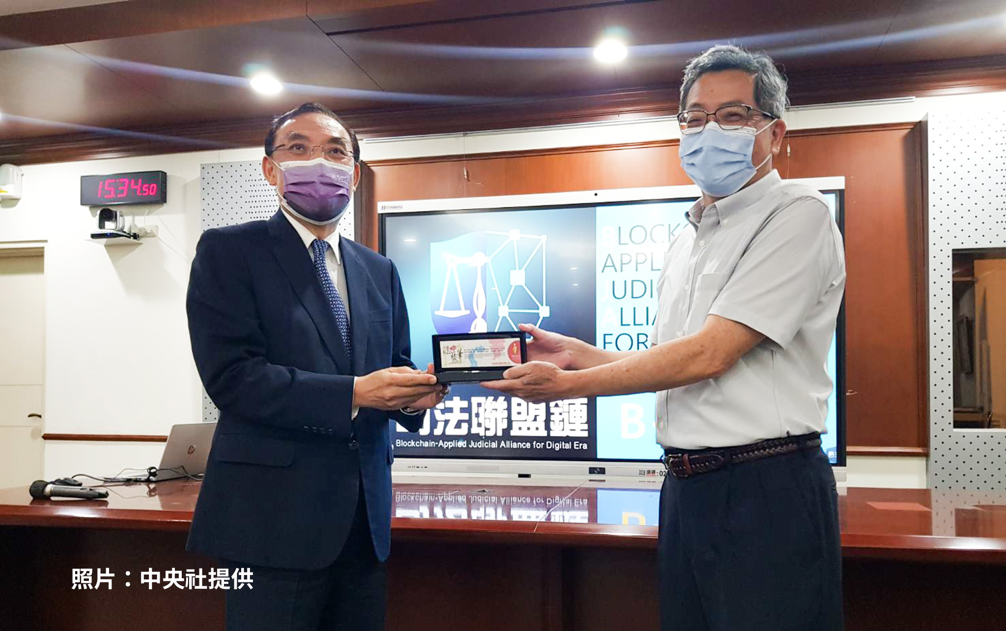 法務部蔡清祥部長致贈國網中心張朝亮主任紀念品