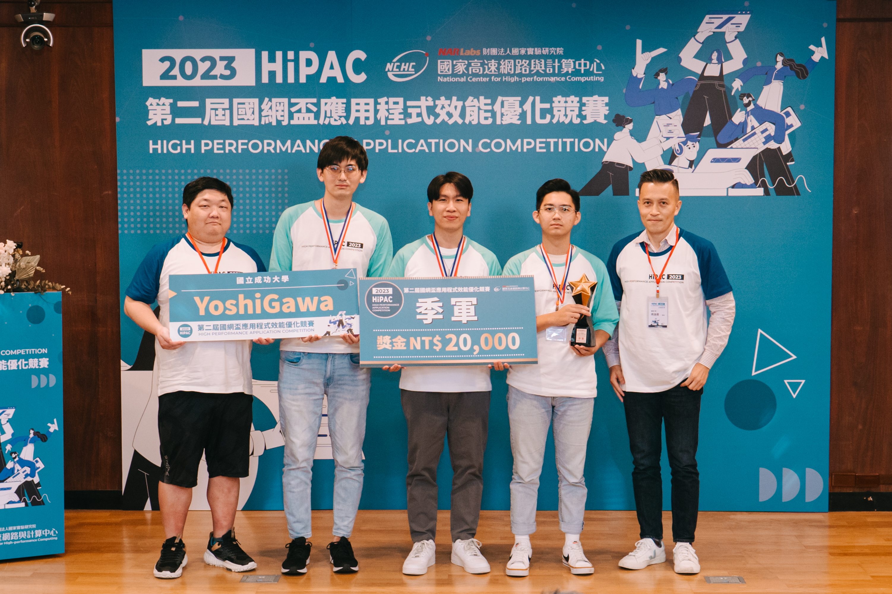 Professor Chou Yi-Ju from the Institute of Applied Mechanics of National Taiwan University presented the award to the third place YoshiGawa team of Cheng Kung University.