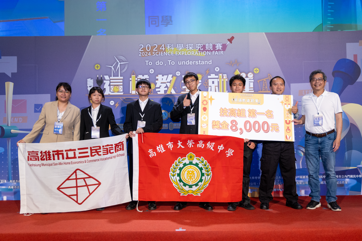 張朝亮主任(右)頒獎給技高組第一名