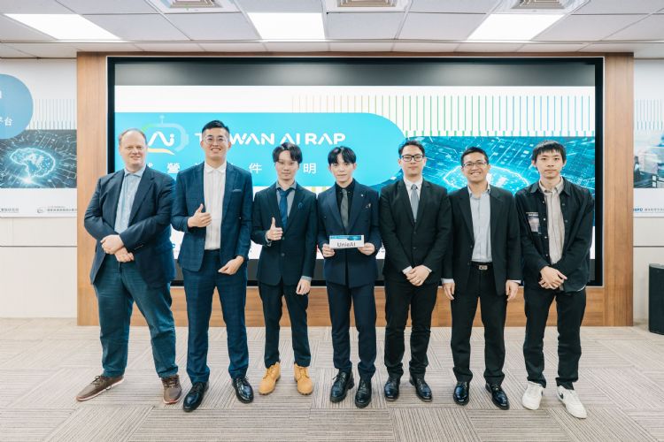 金兆葳與UniAI開發團隊 金兆葳與UniAI開發團隊