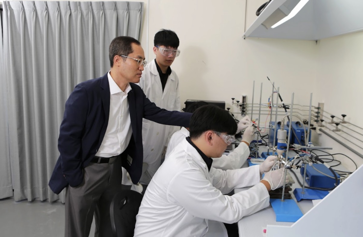 崔容滿在其實驗室(Emerging Energy Materials Laboratory, E2ML)中指導學生進行水電解相關研究 崔容滿在其實驗室(Emerging Energy Materials Laboratory, E2ML)中指導學生進行水電解相關研究