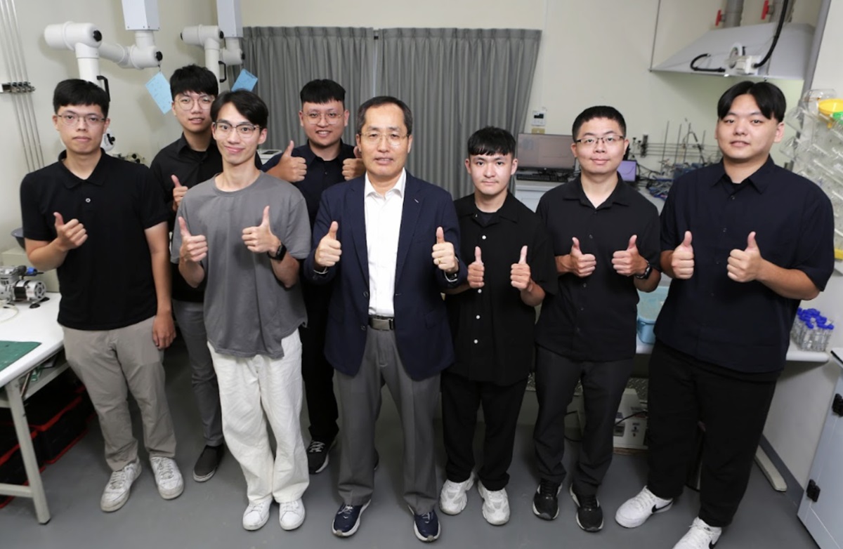 作為一名非華語研究者,崔容滿跨越了語言的隔閡,與團隊共同克服全球的能源挑戰 作為一名非華語研究者,崔容滿跨越了語言的隔閡,與團隊共同克服全球的能源挑戰