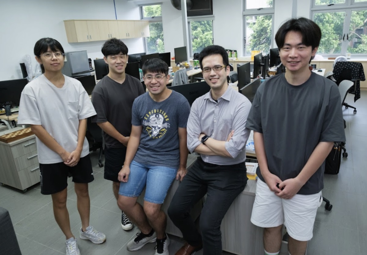 國網中心對於李奕霈團隊研究計畫的推展,更在大型語言模型、量子運算、力學等跨領域專業上給予支援 國網中心對於李奕霈團隊研究計畫的推展,更在大型語言模型、量子運算、力學等跨領域專業上給予支援