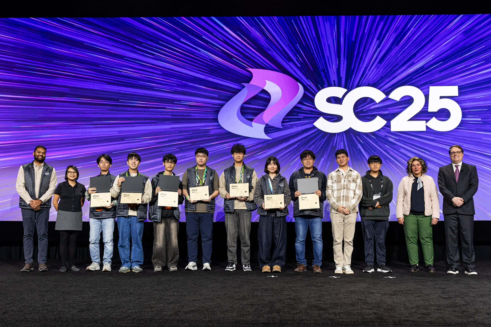 SC大會頒發總冠軍給臺灣大學代表隊，包括資工系大學部劉軒齊、顏佐霏、鄒睿謙、杜冠勳，電機系大學部金家逸、王維勤及學生教練黃恩明、李佳樺，右五為指導教授李濬屹