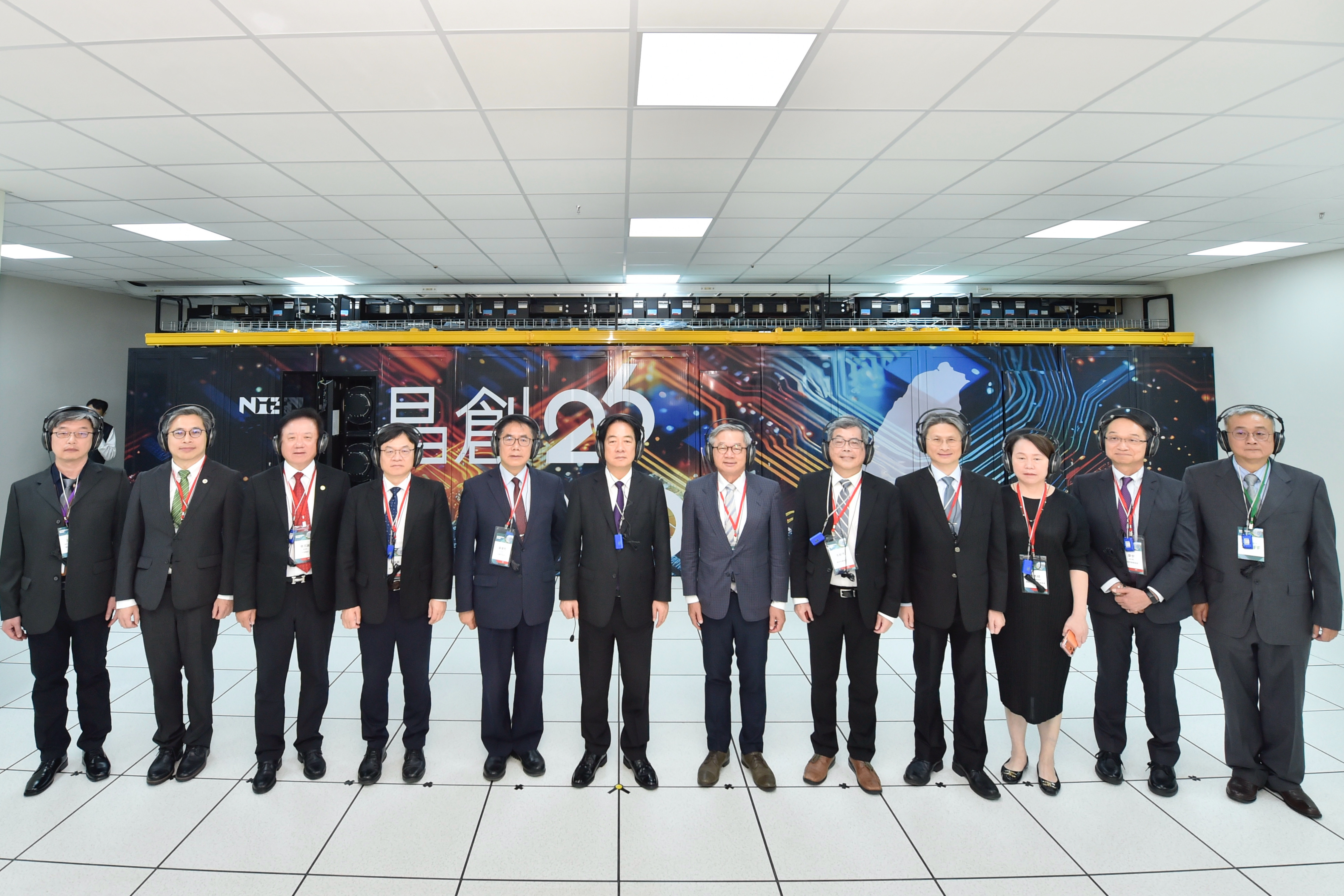 賴清德總統與貴賓於晶創26超級電腦前合影