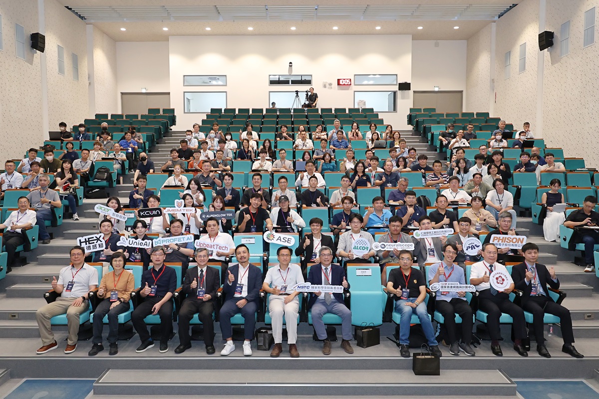 Group photo of all attendees