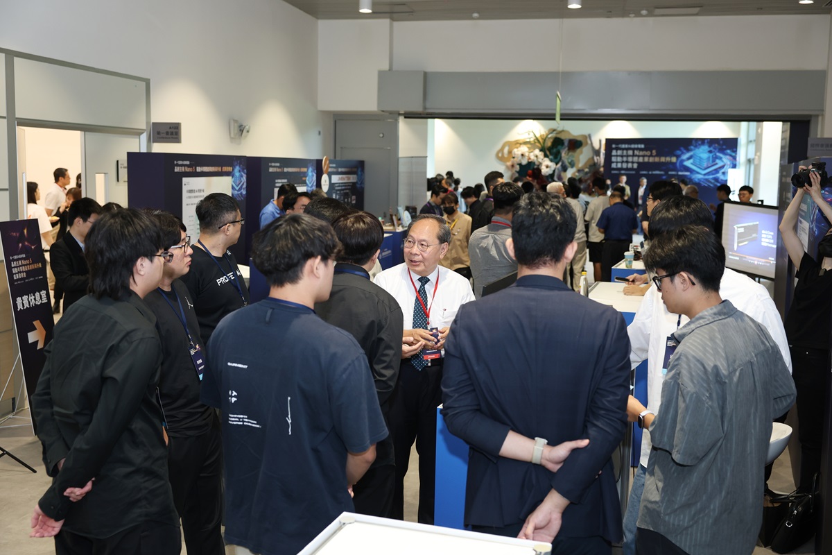 Users were actively exchanging ideas at the various product booths.