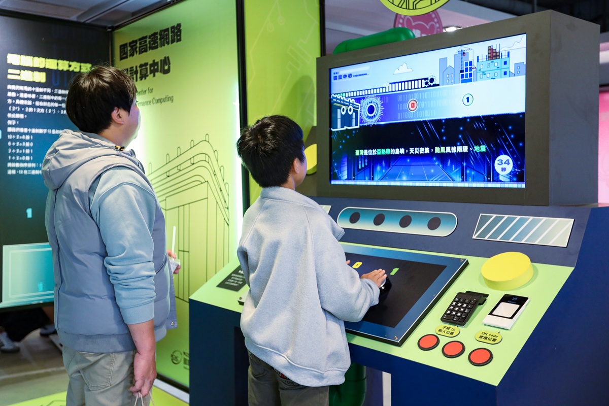 小朋友參與闖關遊戲(國網中心)