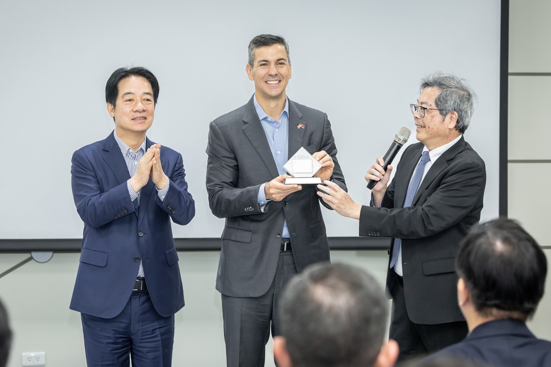 Director Chau-Lyan Chang presented a special congratulatory gift on behalf of NCHC.