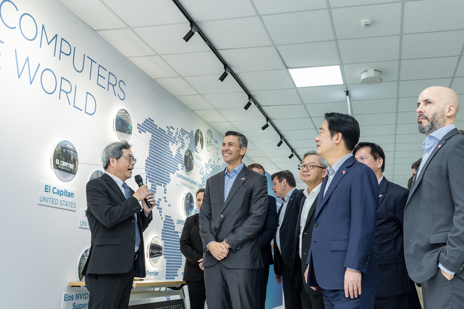 President Lai and President Peña hear a briefing by Chang Chau-lyan (張朝亮), director general of the NCHC, on Taiwan’s vision for the development of computing power.
